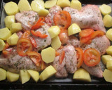Foto del paso 1 de la receta: Cuartos de pollo con patatas y tomates a la mantequilla