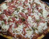 Foto del paso 7 de la receta: Pizza con boloñesa, jamón y aceitunas