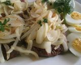 Foto del paso 10 de la receta: Hamburguesa con cebolla dorada y huevos duros