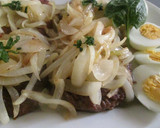 Foto del paso 10 de la receta: Hamburguesa con cebolla dorada y huevos duros