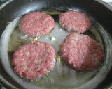 Foto del paso 3 de la receta: Hamburguesa de cerdo con verduras y huevo