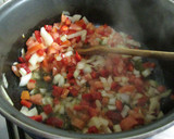 Foto del paso 1 de la receta: Arroz con salchichas en salsa y huevos fritos