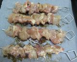 Foto del paso 4 de la receta: Brochetas pollo y cerdo horneadas con salsa de soja 
