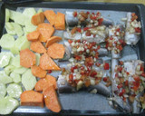 Foto del paso 5 de la receta: Pescadilla con verduritas, papas y boniatos al horno 