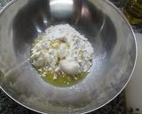 Foto del paso 1 de la receta: Coca de cebolla caramelizada y pimientos asados