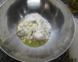 Foto del paso 1 de la receta: Coca de cebolla caramelizada y pimientos asados