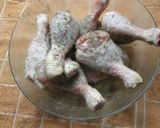 Foto del paso 1 de la receta: Muslitos con tomate al natural horneados para dieta
