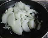 Foto del paso 2 de la receta: Chorizos al horno con cebolla caramelizada y pimientos asados