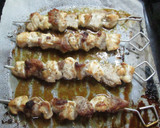 Foto del paso 5 de la receta: Brochetas pollo y cerdo horneadas con salsa de soja 