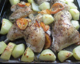Foto del paso 2 de la receta: Cuartos de pollo con patatas y tomates a la mantequilla