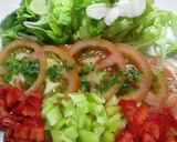 Foto del paso 3 de la receta: Ensalada de tomate, lechuga y pimientos con salsa verde