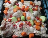 Foto del paso 3 de la receta: Presas de pollo picantes con calabacín y zanahoria al horno