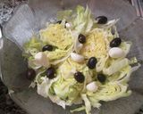 Foto del paso 1 de la receta: Ensalada de lechuga con ajos aliñados y olivas mallorquinas