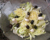 Foto del paso 1 de la receta: Ensalada de lechuga con ajos aliñados y olivas mallorquinas