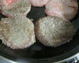 Foto del paso 2 de la receta: Hamburguesa con cebolla dorada y huevos duros