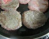 Foto del paso 2 de la receta: Hamburguesa con cebolla dorada y huevos duros