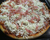 Foto del paso 5 de la receta: Pizza con boloñesa, jamón y aceitunas
