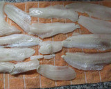 Foto del paso 1 de la receta: Merluza a la romana y arroz seco con olivas mallorquinas