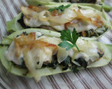 Foto del paso 11 de la receta: Calabacines rellenos de acelga, champiñones con cebolla dorada y salsa blanca