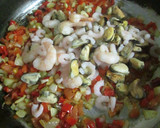 Foto del paso 3 de la receta: Arroz exprés con mariscos cocidos y congelados