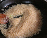 Foto del paso 2 de la receta: Arroz blanco y seco con olivas mallorquinas