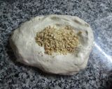 Foto del paso 3 de la receta: Pizza con jamón york, quesos y un toque de maní