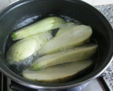 Foto del paso 1 de la receta: Calabacines rellenos con pollo asado del día anterior