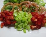 Foto del paso 4 de la receta: Ensalada de tomate, lechuga y pimientos con salsa verde