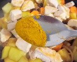 Foto del paso 4 de la receta: Manzana 🍎 y pollo al curry 🐔🥕🍇