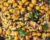 Foto del paso 2 de la receta: Garbanzos y arroz salteados con champiñones y espinacas
