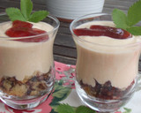 Foto del paso 3 de la receta: Vasitos de postre frutal y bizcocho con jalea de rosas
