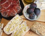 Foto del paso 1 de la receta: Bocadillos de jamón, queso de cabra e higos