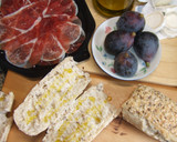 Foto del paso 1 de la receta: Bocadillos de jamón, queso de cabra e higos