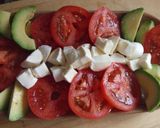Foto del paso 1 de la receta: Tomates, aguacate y mozzarella a la trufa negra