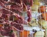 Foto del paso 3 de la receta: Chuletitas de cordero al ajillo al horno con tubérculos al orégano fresco 