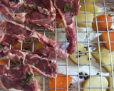 Foto del paso 3 de la receta: Chuletitas de cordero al ajillo al horno con tubérculos al orégano fresco 