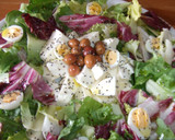 Foto del paso 2 de la receta: Ensalada rápida con mozzarella y huevos de codorniz y aceitunas