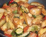 Foto del paso 1 de la receta: Huevos rotos con verduras y chorizo colorado