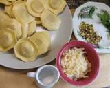 Foto del paso 1 de la receta: Ravioli con salsa de queso, albahaca y pistachos