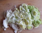 Foto del paso 2 de la receta: Gratinado de pasta, puerros y atún