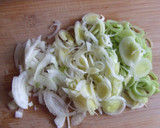 Foto del paso 2 de la receta: Gratinado de pasta, puerros y atún