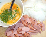 Foto del paso 2 de la receta: Hojaldrado de salchichas y cebollitas