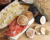 Foto del paso 3 de la receta: Bocadillos de jamón, queso de cabra e higos