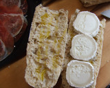 Foto del paso 2 de la receta: Bocadillos de jamón, queso de cabra e higos