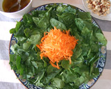 Foto del paso 1 de la receta: Ensalada de espinacas y zanahorias con aliño de avellanas