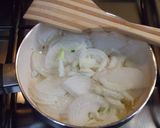 Foto del paso 3 de la receta: Hojaldrado de salchichas y cebollitas