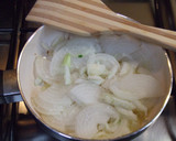 Foto del paso 3 de la receta: Hojaldrado de salchichas y cebollitas