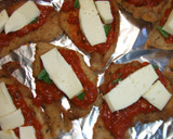 Foto del paso 3 de la receta: Milanesas de pavo con salsa criolla y queso San Paulin