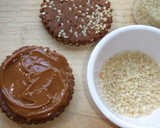 Foto del paso 3 de la receta: Galletas de cacao con almendras rellenas de dulce de leche