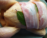Foto del paso 1 de la receta: Pollo al horno con zumo de lima y bacon ahumado